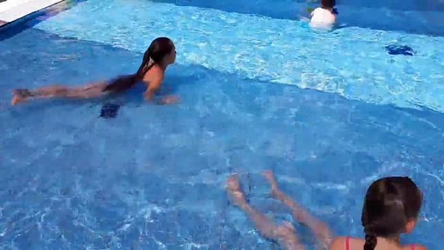 Открытый бассейн в Германии смотреть онлайн