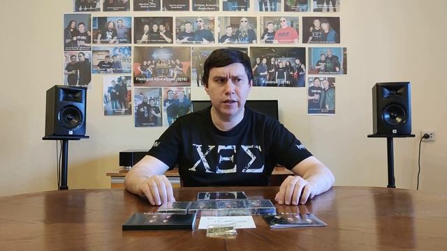 Queen Greatest Hits 40th anniversary bundle (CD +4 MC +pin) close-up (Russian language) смотреть онлайн