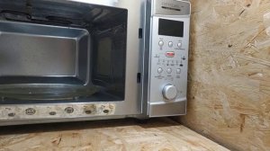 Микроволновка трещит стреляет. Электрическая дуга разряд внутри микроволновой печи.