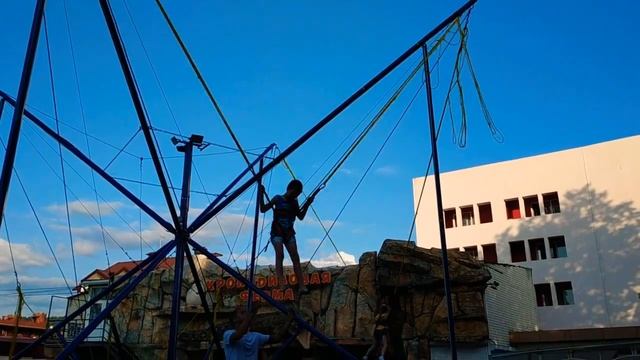 Я прыгаю на батуте Кенгуру в Лазаревском! смотреть онлайн