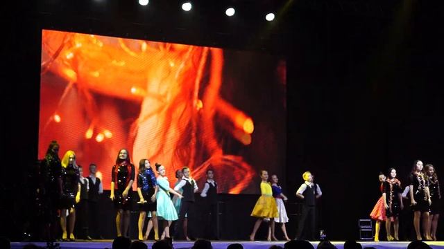 Новогодний танец смотреть онлайн