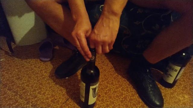 Как открыть бутылку вина пальцами. смотреть онлайн