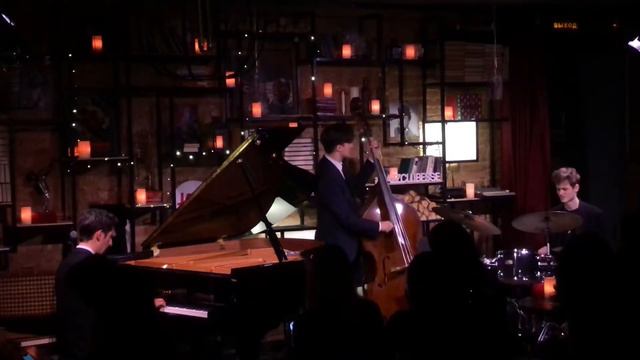 Трио Даниэля Адиянца – 07.03.21 – джаз-клуб «ЭССЕ» г. Москва. смотреть онлайн