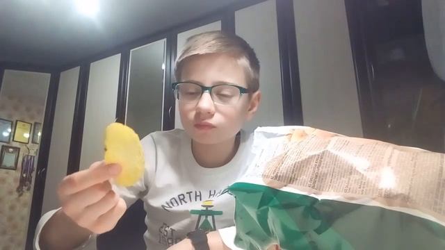 Купил чипсы Lays нежный сыр с луком смотреть онлайн