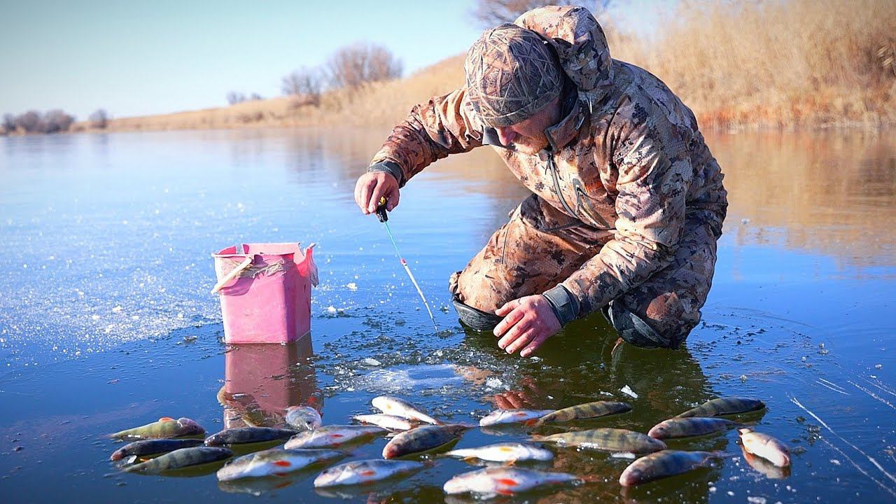 РЫБАЛКА ПО ПЕРВОМУ ЛЬДУ, НАКОНЕЦ-ТО! Первая рыбалка на льду. Зимняя рыбалка 2022 - 2023. смотреть онлайн