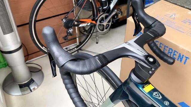 Xe đua JAVA FUOCO (2024) - Khung, vành full Carbon; group Shimano 105 R7120 2 đĩa 12 líp . Xanh rêu смотреть онлайн