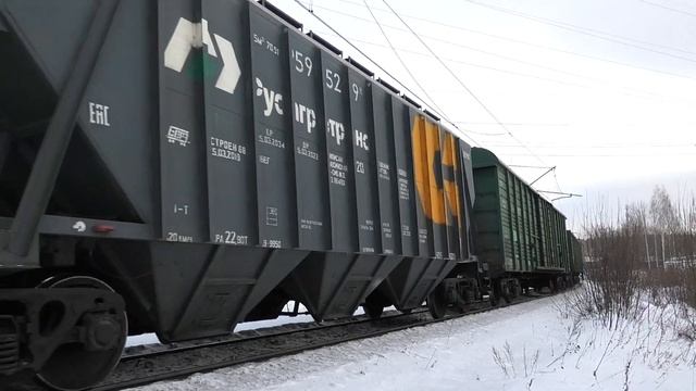 2ЭС6-903 "Синара" с перегоняемым на ремонт ВЛ11.8-609 и грузовым поездом смотреть онлайн