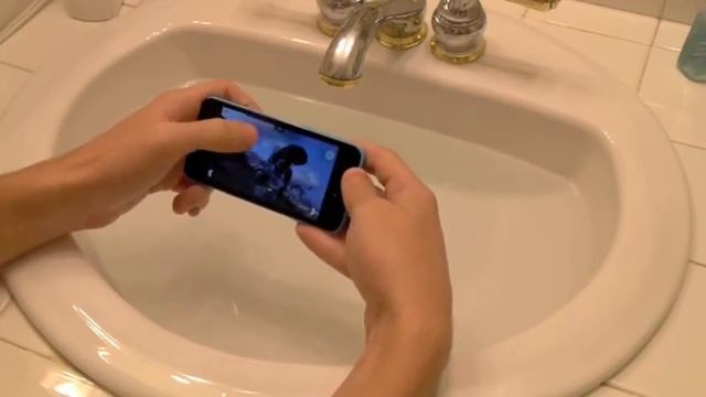 iPhone 5C Water Test Playing Infinity Blade 3 Underwater смотреть онлайн