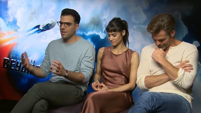 Star Trek Cast sitting on Simon Pegg´s Jeff! смотреть онлайн