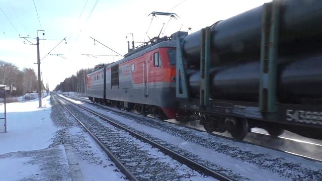 ВЛ10К-965 с грузовым поездом следует через о. п. 1928 км. смотреть онлайн
