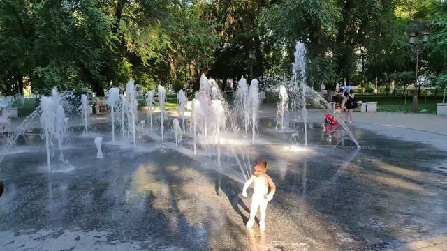 Резвлюсь в фонтане и на детской площадке. смотреть онлайн