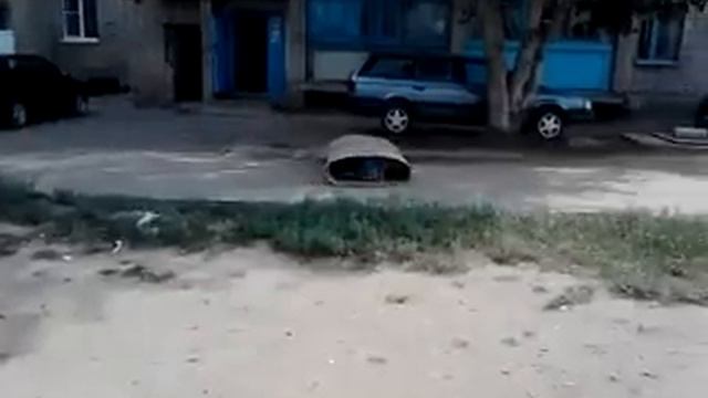 Гусеничный танк во дворе жилого дома смотреть онлайн