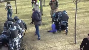 ОМОН избивают задержанного на акции «Он нам не Димон»