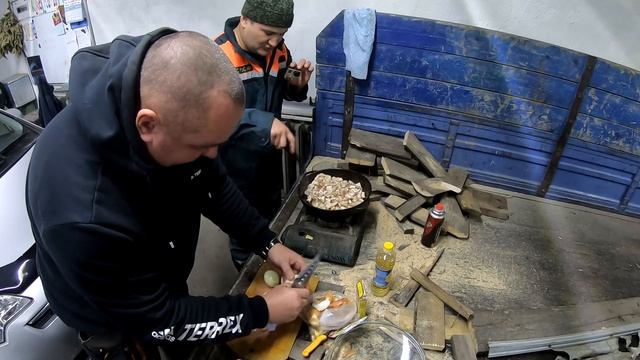 Гаражные посиделки) Готовим еду. Если есть интерес к таким видео, оставляем комментарии,ставим лайк смотреть онлайн