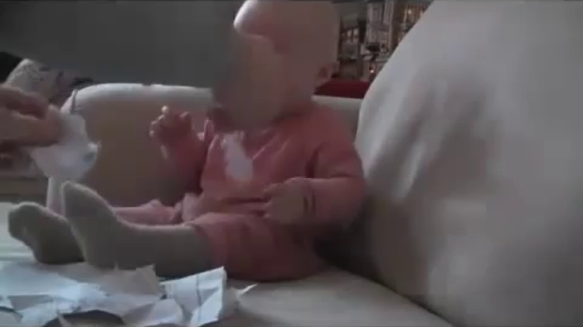 Bébé mort de rire avec du papier déchiré смотреть онлайн
