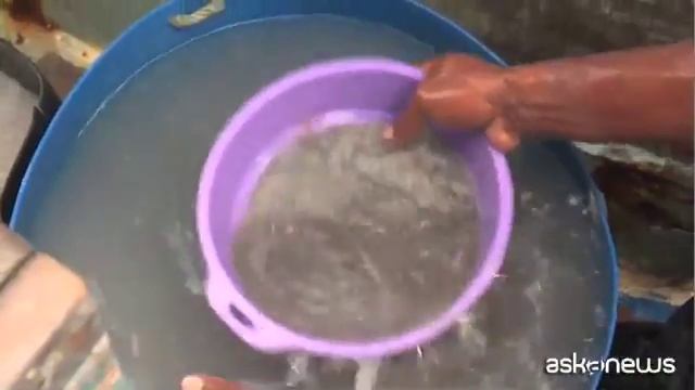 In Indonesia Si Rischia La Vita Per Lo Stagno Degli Smartphone