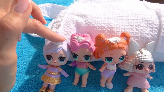 Lady Sofi и куклы Lol катаются на черепахе.