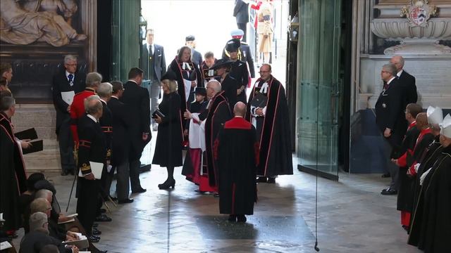 Sombre Scenes as George and Charlotte Join Queen's Coffin Procession смотреть онлайн