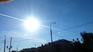 Полоса или след на небе от самолета.