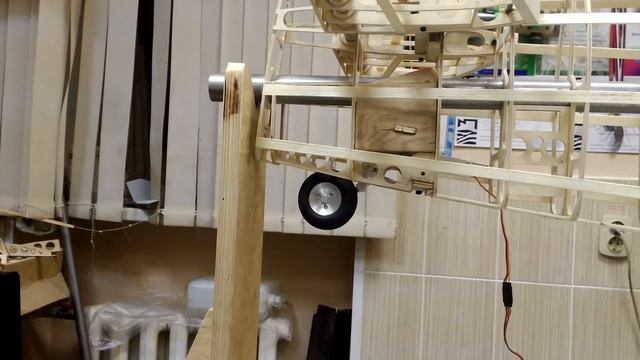 Проверка работоспособности механизма задней стойки ЯК-3 смотреть онлайн