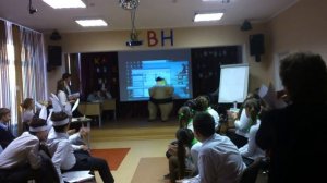 Смешной танец в надувном костюме