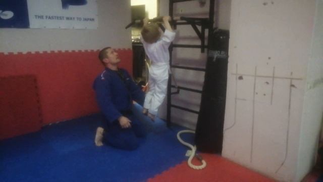 Как научиться подтягиваться на перекладине с помощью резинок, если вообще не умеешь? смотреть онлайн