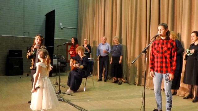 Менуэт (Н. Матвеева) - исп. семья Спиридоновых и Л. Катерисова смотреть онлайн