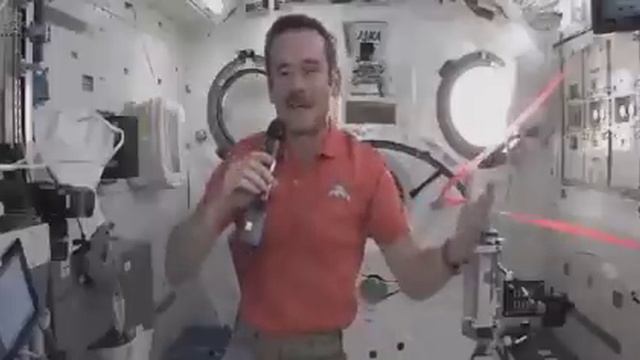 William Shatner talks with astronaut Chris Hadfield in orbit смотреть онлайн
