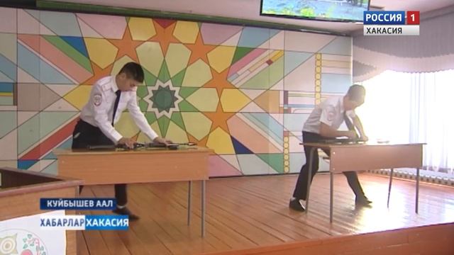 Учащиеся полицейского класса Куйбышевской школы получили удостоверения юных помощников МВД смотреть онлайн