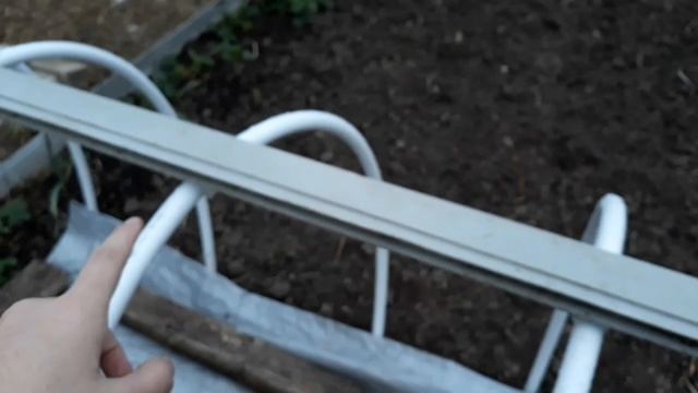 ?КАК СДЕЛАТЬ ТЕПЛИЦУ ДЛЯ ПОМИДОР И ОГУРЦОВ ЗА ОДИН ДЕНЬ за 300 рублей смотреть онлайн