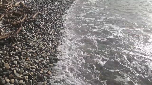 Расслабляющий шум моря с камешками смотреть онлайн