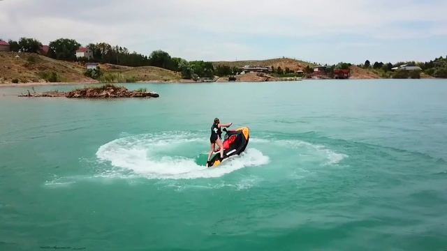 Красивый танец гидроцикла на воде .Гидроцикл Spark Trixx. Красивая девушка на гидроцикле.
