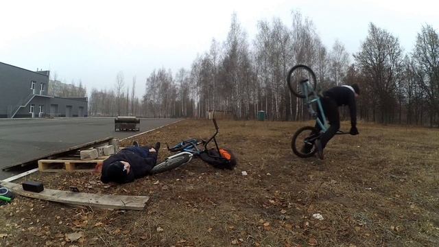 КАК НЕ СТОИТ ПРЫГАТЬ НА BMX смотреть онлайн