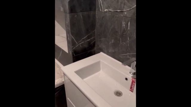 Закончена отделка ванной комнаты в коттеджеЧерный керамогранит под мрамор