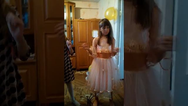 Танец подружек на днюхе.Едем в соседнее село смотреть онлайн