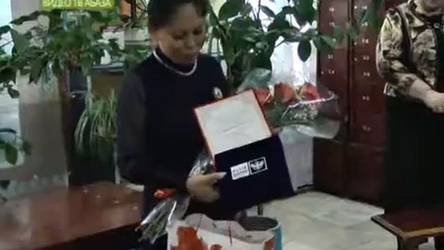 Награду "За мужество" вручили почтальону из Абазы смотреть онлайн