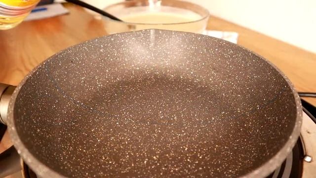 Стакан сырой картошки и ряженки, рецепт блинов на Масленицу. Приготовление блинчиков без сахара. смотреть онлайн