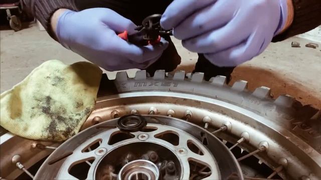 Замена ступичных подшипников Kawasaki KLX 250 смотреть онлайн