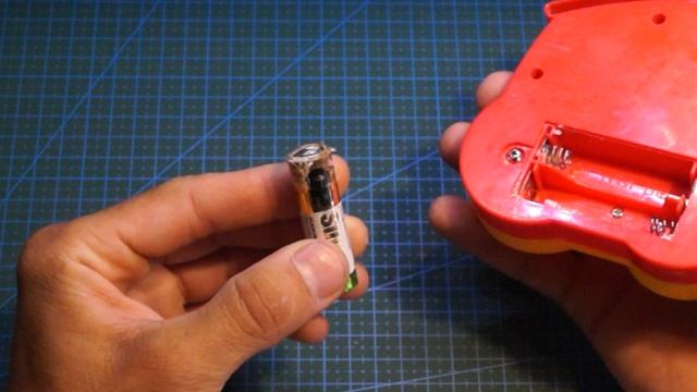 Почему нужно убирать старые батарейки из пультов и игрушек, потекла, окислилась батарейка смотреть онлайн