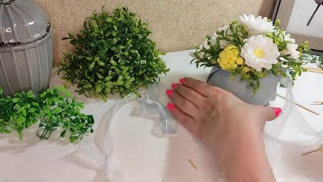 СБОРКА БУКЕТА РОМАШЕК В ГОЛУБОЙ КОРЗИНКЕ смотреть онлайн