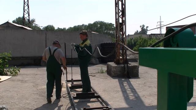 Установка струны электро кабеля при монтаже пилорамы