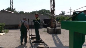 Установка струны электро кабеля при монтаже пилорамы