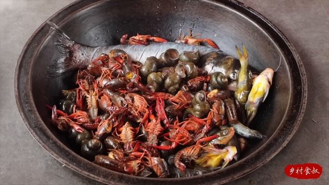 Huge Fish With River Food, Made Into Spicy River Food Stew | Uncle Rural Gourmet