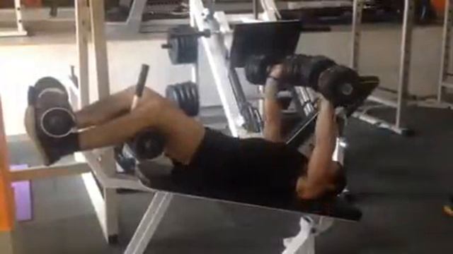 Фитнес Клуб "Прайд". Жим гантелей лёжа минус 45' смотреть онлайн