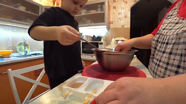 У нас сегодня ДВА ПОВАРА на КУХНЕ/ЖАРИМ ЧЕБУРЕКИ готовим ДОМАШНЕЕ МОРОЖЕННОЕ/ВНУЧОК УДИВЛЯЕТ #vlog смотреть онлайн