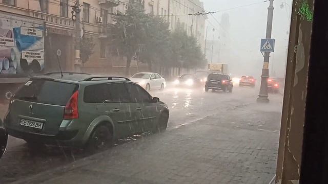 Раптова злива у Чернівцях: вулиці потопають у воді смотреть онлайн