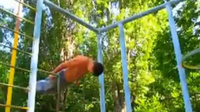 Упражнения на турнике и брусьях, тренировка! смотреть онлайн