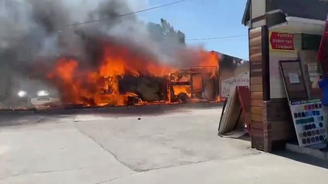 В Челябинске напротив ТК «Орбита» вспыхнул павильон смотреть онлайн