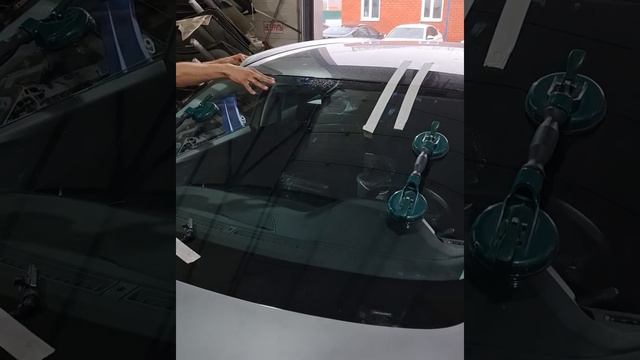 Мастер вклеивает лобовое стекло на автомобиль. смотреть онлайн