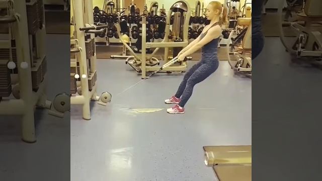 Приседания в кроссовере с акцентом на ягодичную мышцу и бицепс бедра смотреть онлайн